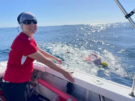 Mirjam Herzog mit Michael im Wasser.jpg