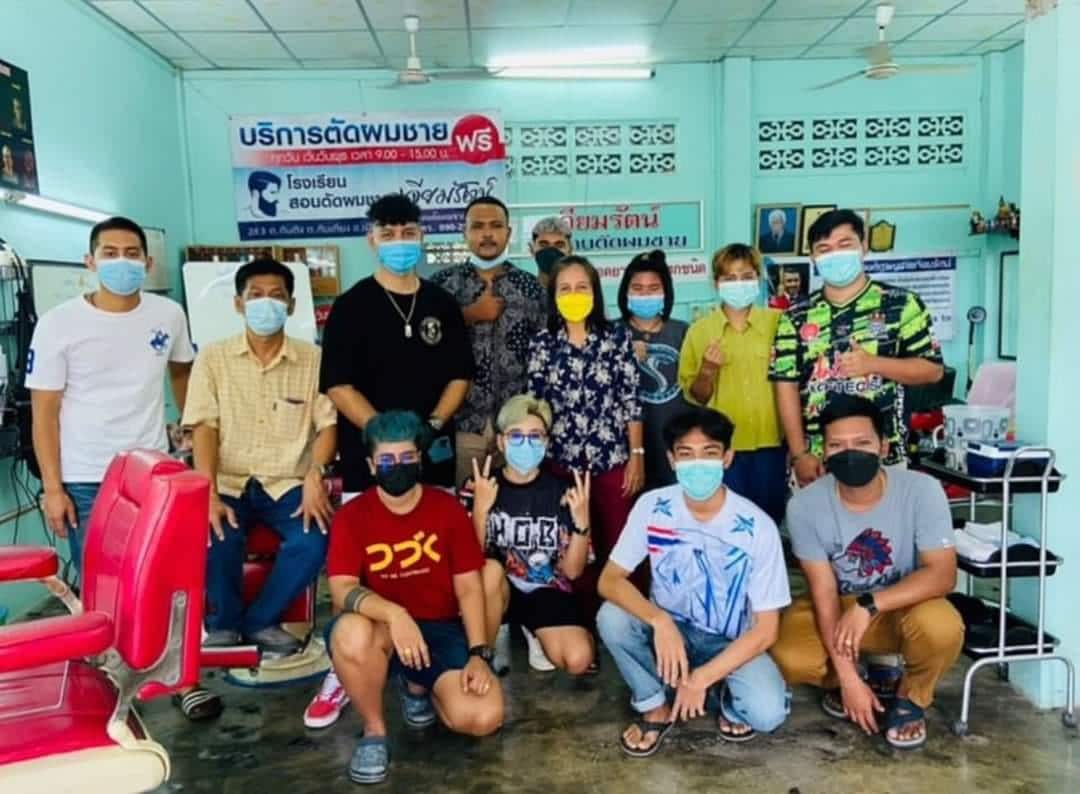 คุณศักรินทร์มักกลับไปเยี่ยมโรงเรียนสอนตัดผม เจียมรัตน์ ที่เมืองไทยบ่อยๆ 