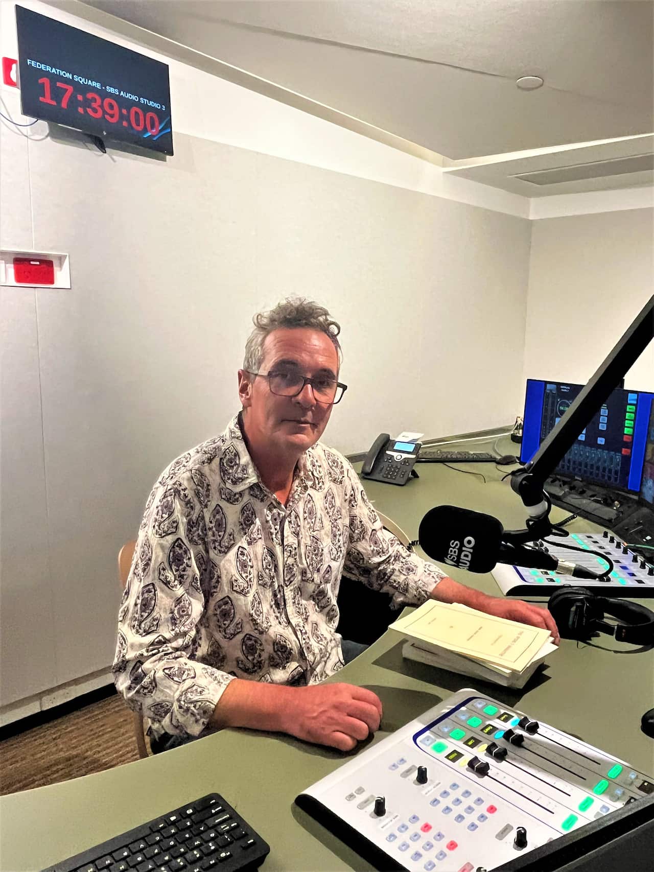 Ο ηθοποιός Νίκος Βελίγκος στα στούντιο της Ραδιοφωνίας SBS, Μελβούρνη, Μάρτιος 2025