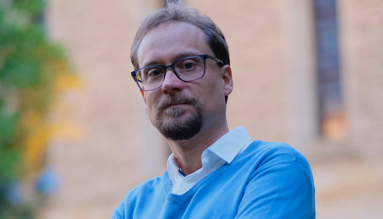 Headshot social media horizontal2.jpg