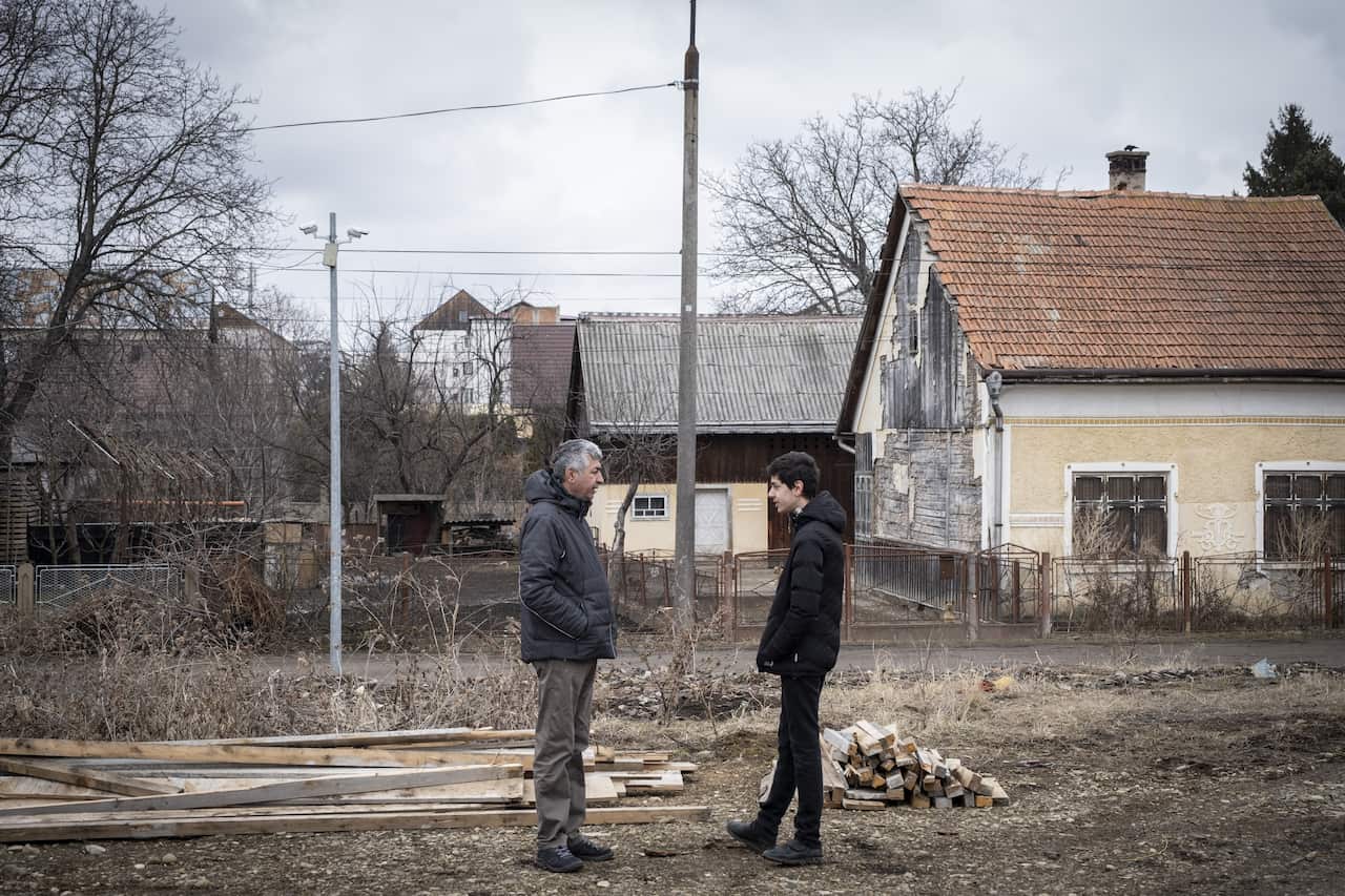 CH1656840_Mohammad_speaks_with_his_son_Samad_near_the_reception_centre_in_Romania.jpg
