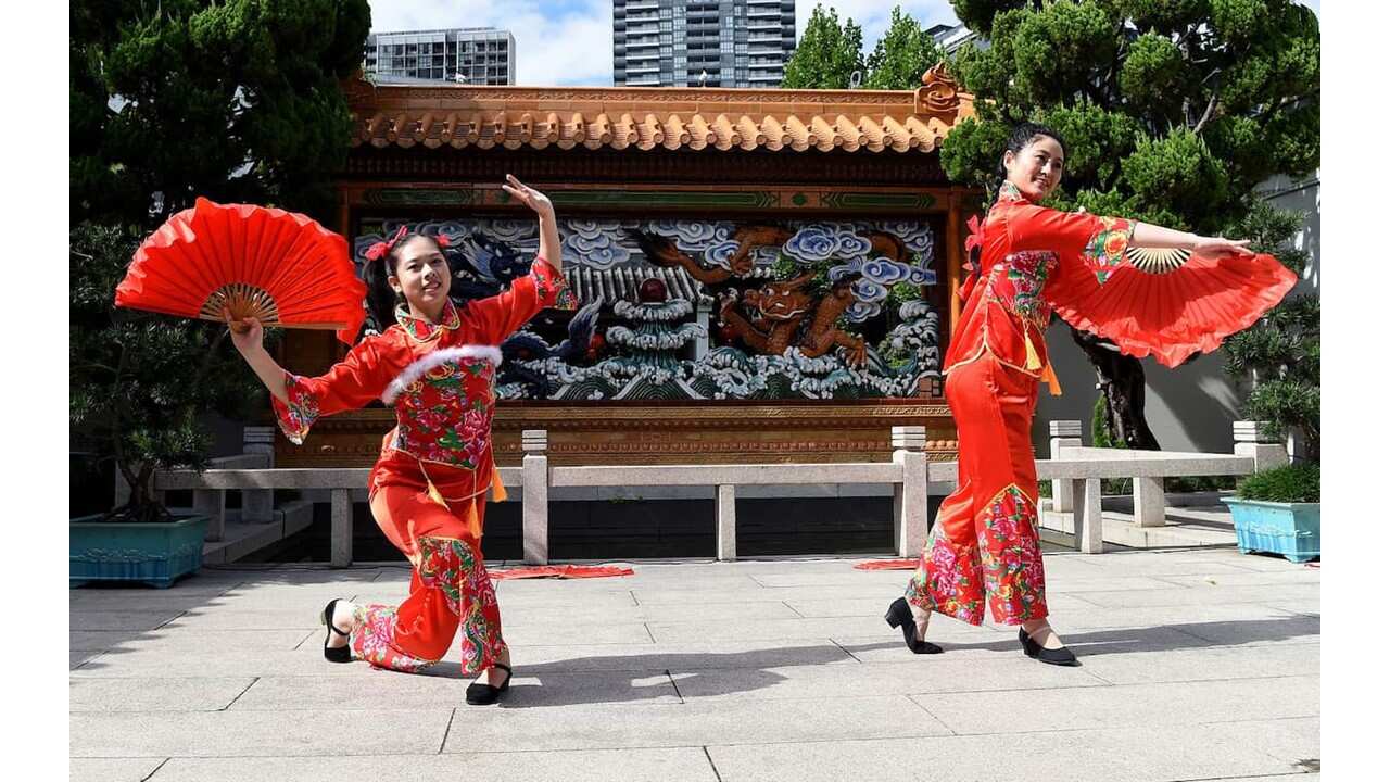 Chinese dancers.jpg