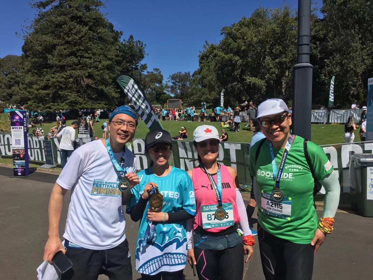 Ms. Qioayi and other volunteers and runners