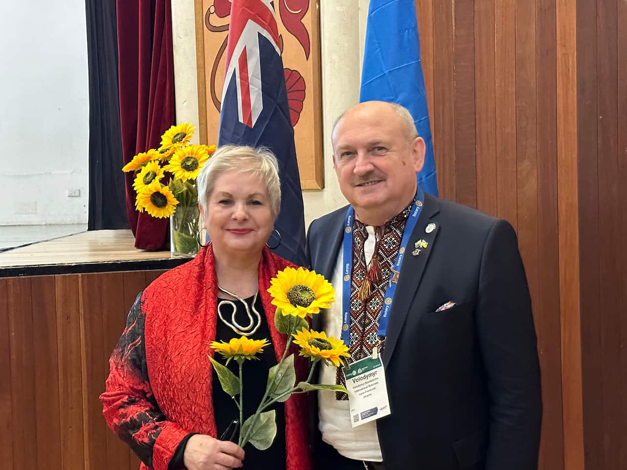 Голова Управи Української Громади Вікторії Тетяна Захар'як і провідник делеґації представників Ротарі клубів України Володимир Бондаренко. .jpg