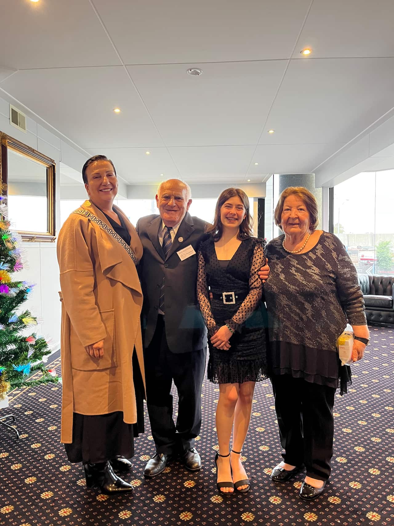 Ο Γιάννης Κωστούλιας με μέλη της οικογένειάς του και την πρόεδρο της "Πρόνοιας", Ελπίδα Κορωσίδη (πρώτη από αριστερά)