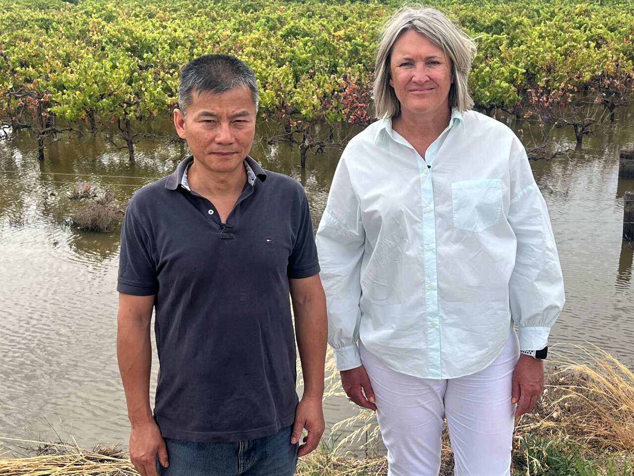 Winegrower Lin Meiqing (left) with Lyndall Rowe in Renmark.