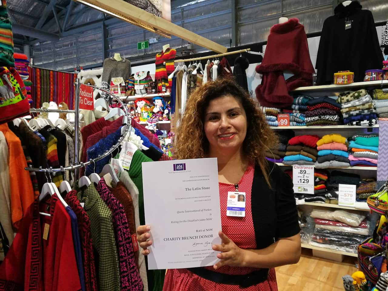 Verónic Ávila en su tienda de productos latinos.