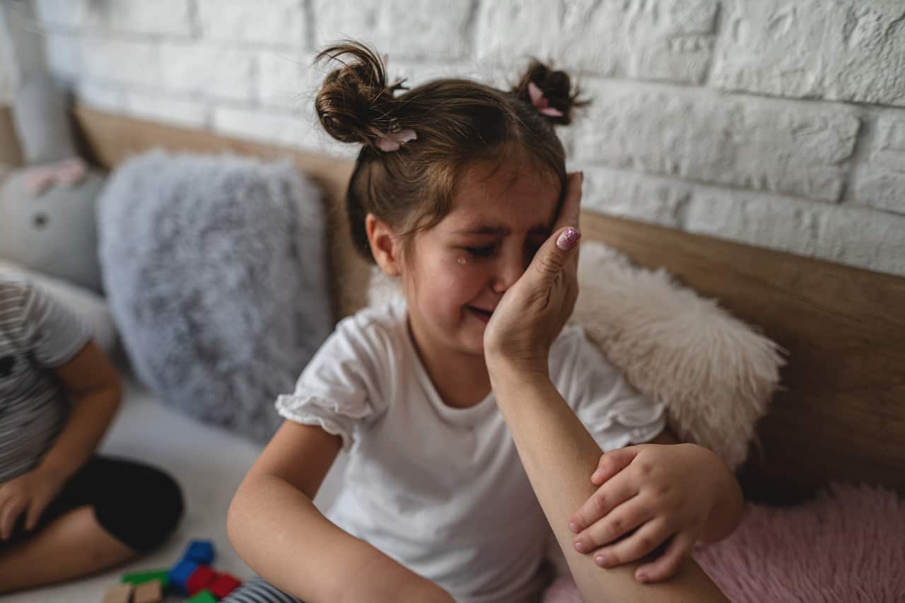 Դժգոհ աղջնակ մը կ'ուլայ քրոջ հետ կռուելէ ետք