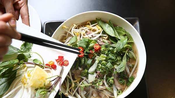 Tô bún bò ngon lành tại Hội Quán Tao Phùng