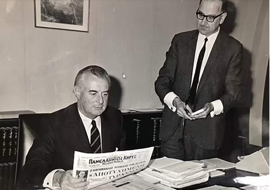 Former Prime Minister Gough Whitlam photographed with the Greek Herald..png