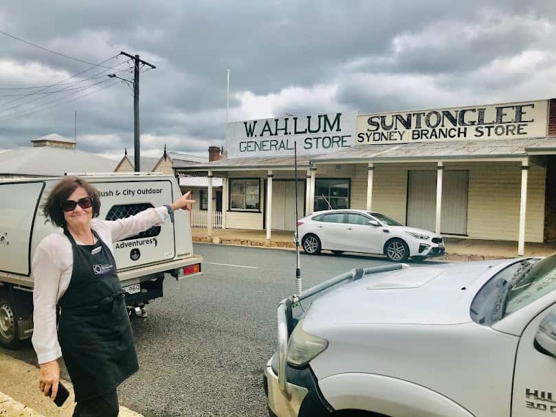 04 女馆员指向商店.jpg