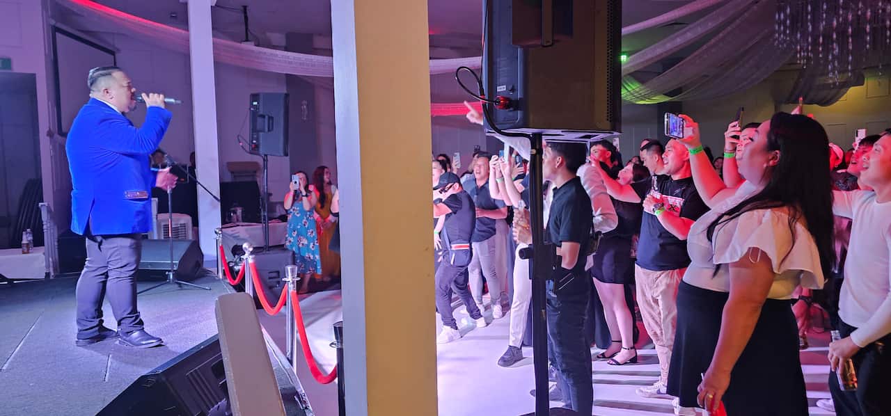 Zhongpha Xiong's fans (SBS Hmong).jpg