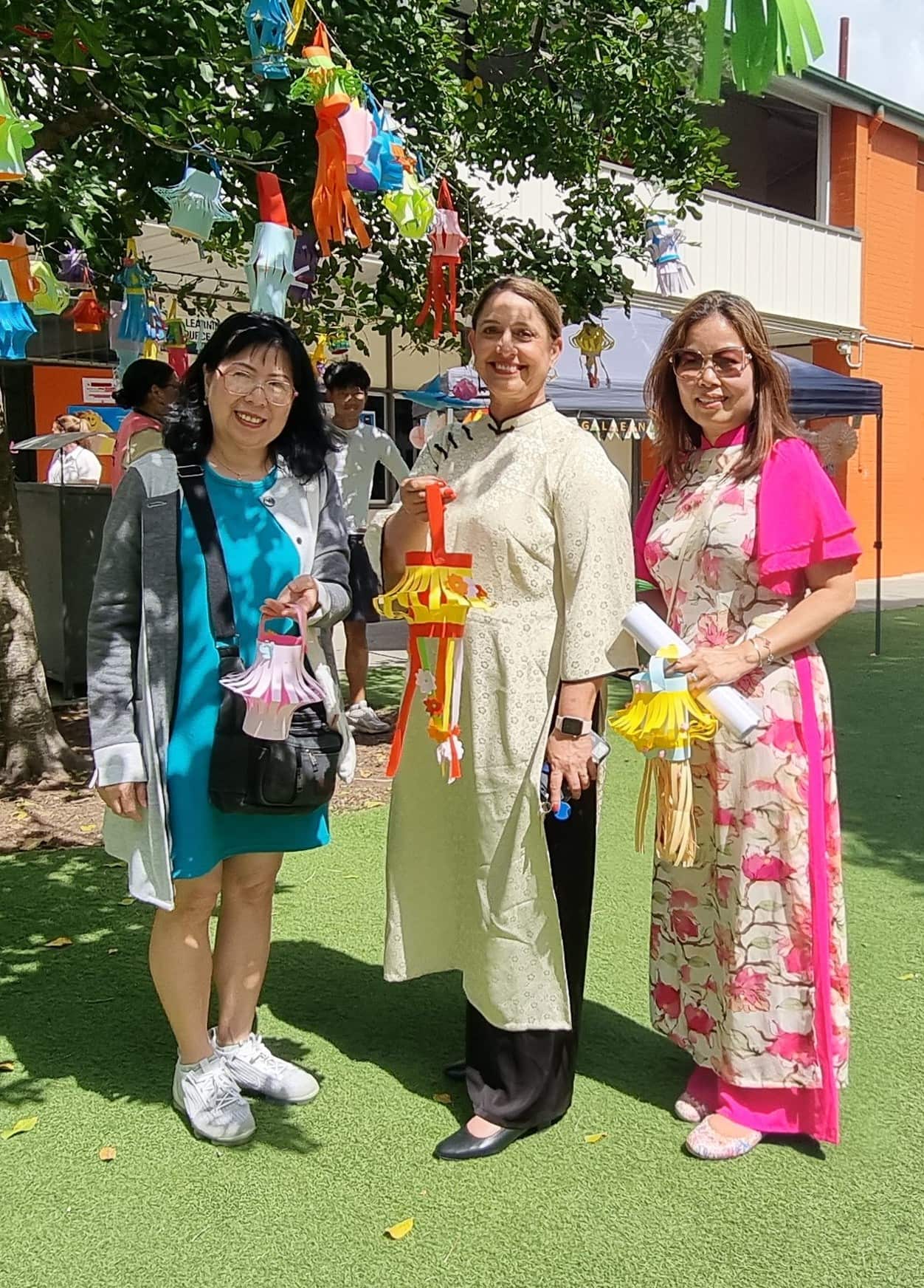 05 - Ban giám khảo cuộc thi làm lồng đèn (tứ trái) Cô Mỹ Dung - Bà Hiệu trưởng Michelle Snell - Cô Christine Phùng.jpg