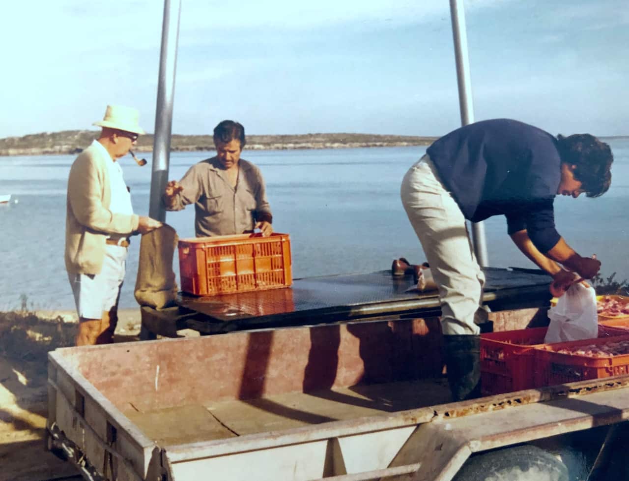 DAD & NICK TRANSPORTING PRAWNS VB TO PK.JPG
