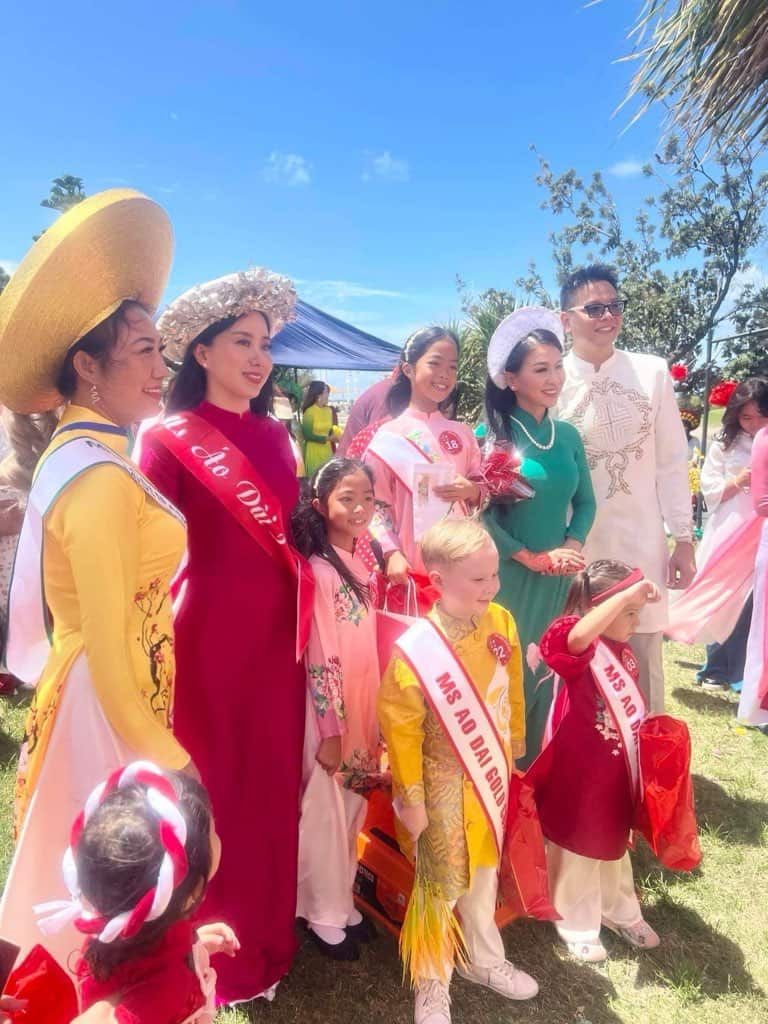 Lễ hội áo dài, cô Hội trưởng Mai Trần bên trái.JPG