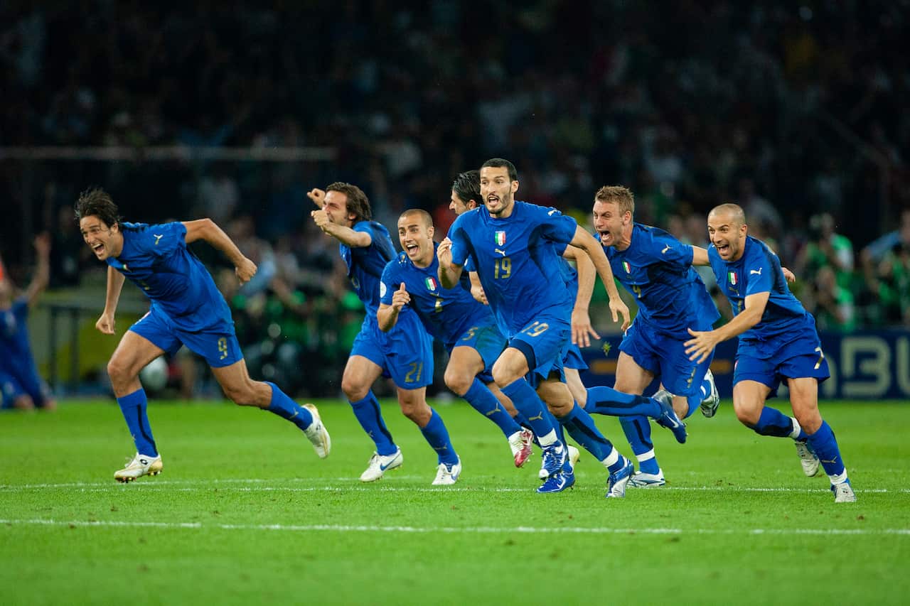 Gianluca Zambrotta al centro insieme a Luca Toni, Andrea Pirlo, Fabio Cannavaro, Daniele De Rossi, Vincenzo Iaquinta e Alessandro Del Piero esulta dopo il rigore di Fabio Grosso nella finale dei Mondiali del 2006.