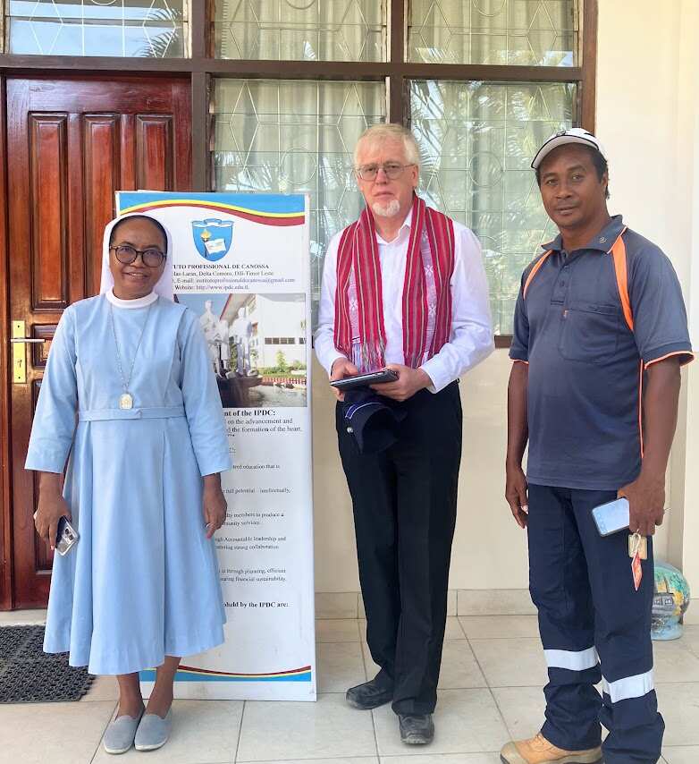 Sr. Brian Ashworth hanesan cheve operasaun ba Disaster Aid Australia hamutuk ho Sr. Mario hanesan Presidenti ba Rotary Club of Dili hasoru malu inisiu ho Madre Ervina Martins Brito hanesan Diretor Jeral ba Edukasaun Eskola Canossa. Foto Credit - Disaster Aid Australia