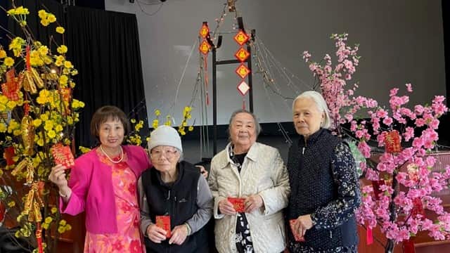 Cao niên Nam Úc với các bác cao niên và Hương Nguyễn