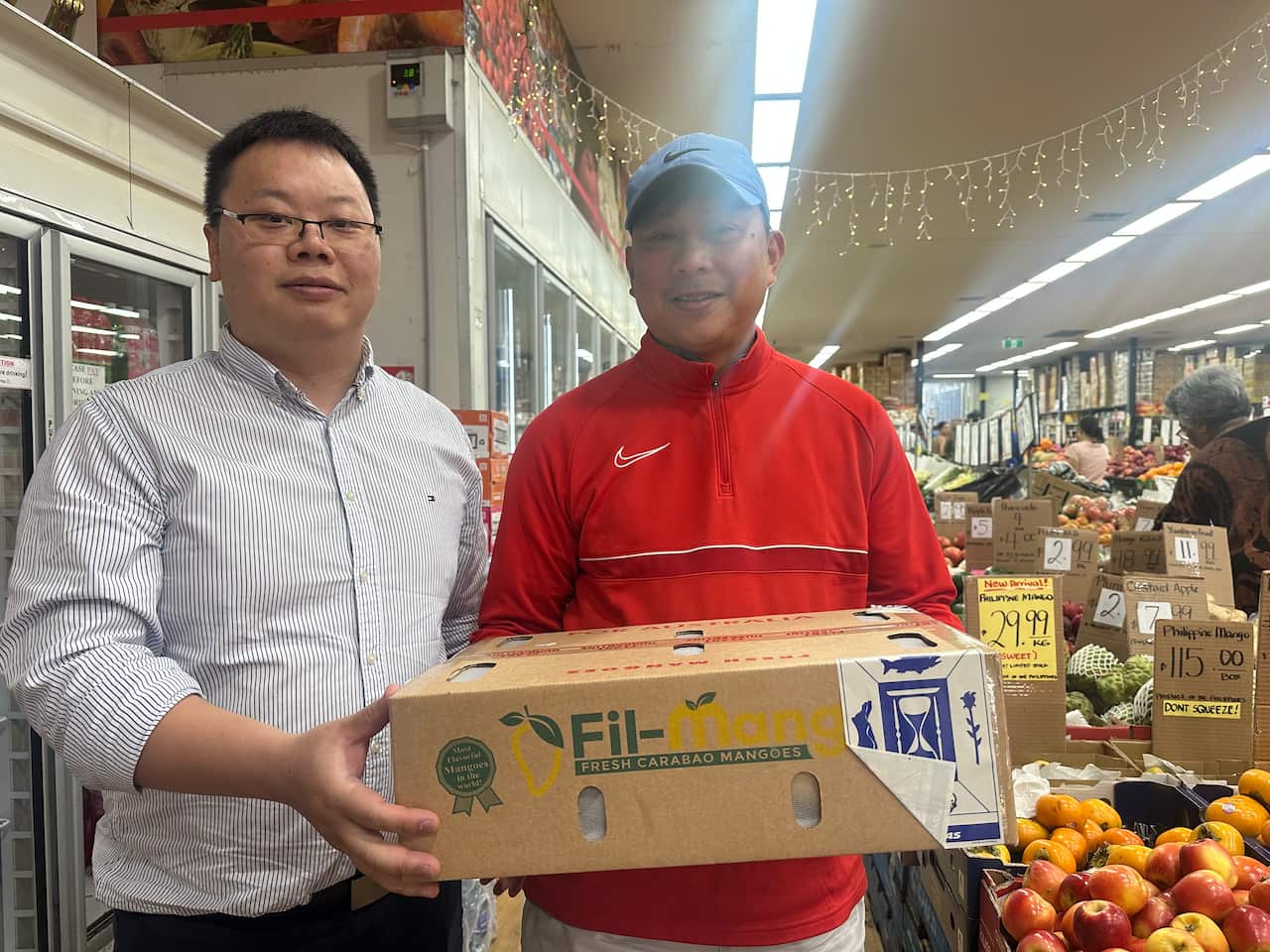 Mango Stephen Guo and Filipino customer.jpg