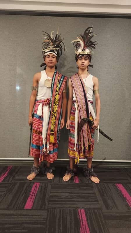 Jerasaun foun mane nain rua ho sira nia ropa tradisional no surik iha liman