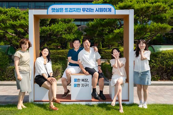 박승원 광명시장(왼쪽에서 세번째)과 직원들이 시청 앞 포토존에서 반바지를 입고 포즈를 취하고 있다. 사진=광명시청.jfif