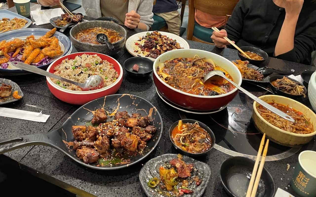 Tomaru166 Ep49 雲南省の土鍋ご飯や伝統料理の数々.jpg