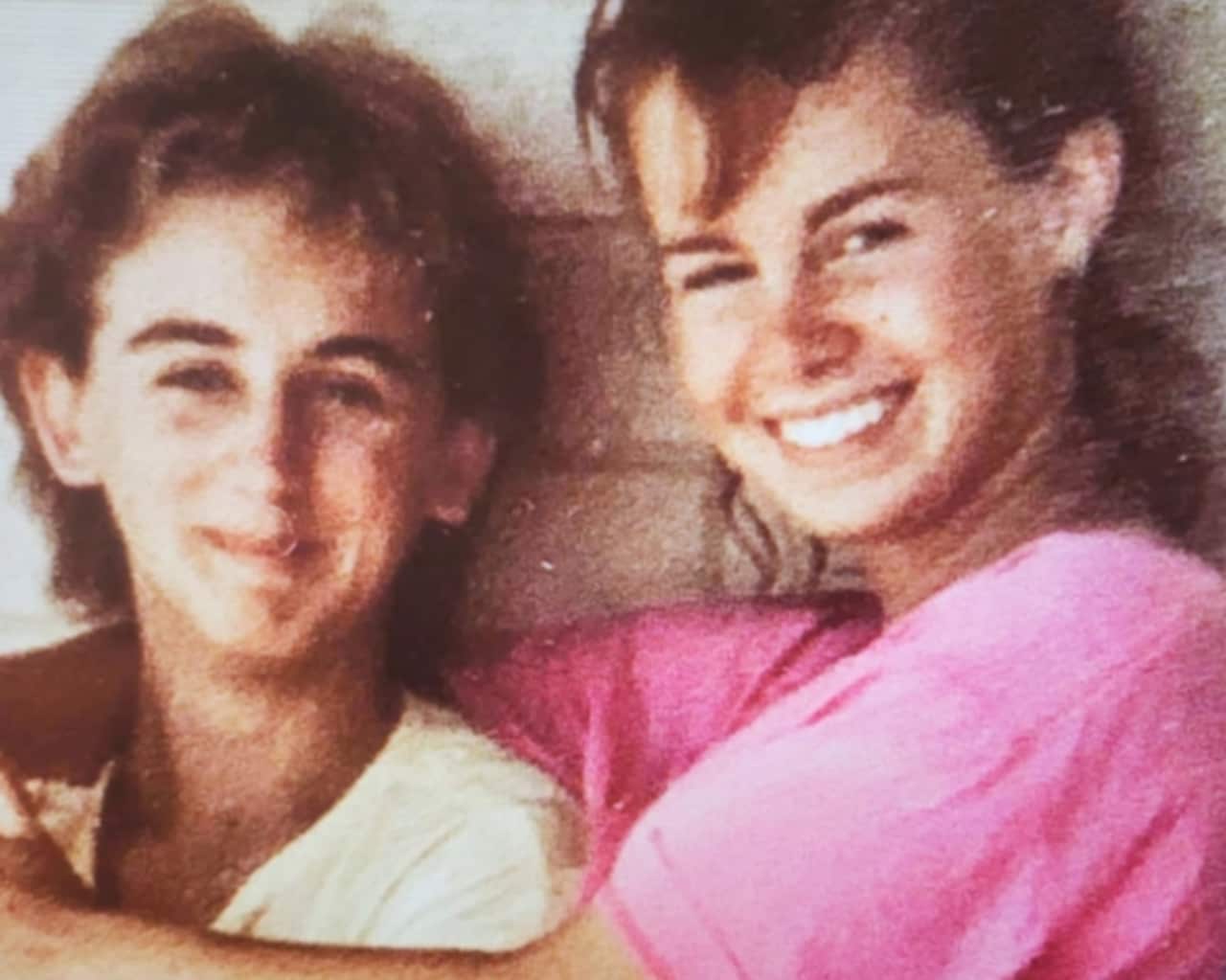 Darren and Jo as teenagers embracing and smiling 