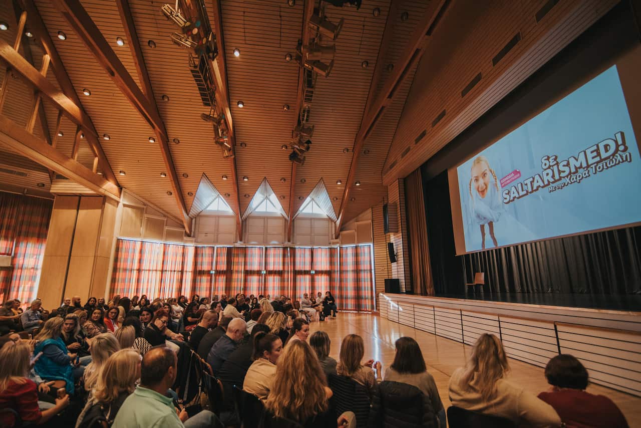 Η Χαρά Τσιώλη περιοδεύει και σε Ευρωπαϊκές πόλεις. Εδώ από παράστασή της στη Γερμανία