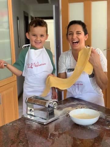 Valentina e il figlio mentre preparano la pasta fatta in casa