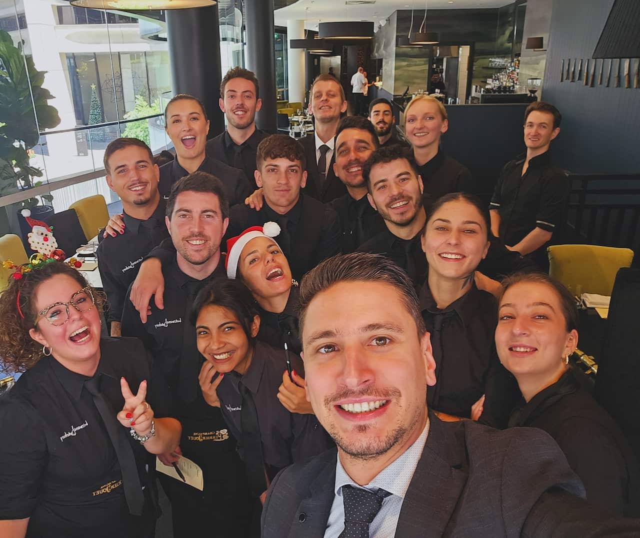 Selfie per Stefano Massasso e il personale di Botswana Butchery a Martin Place. 