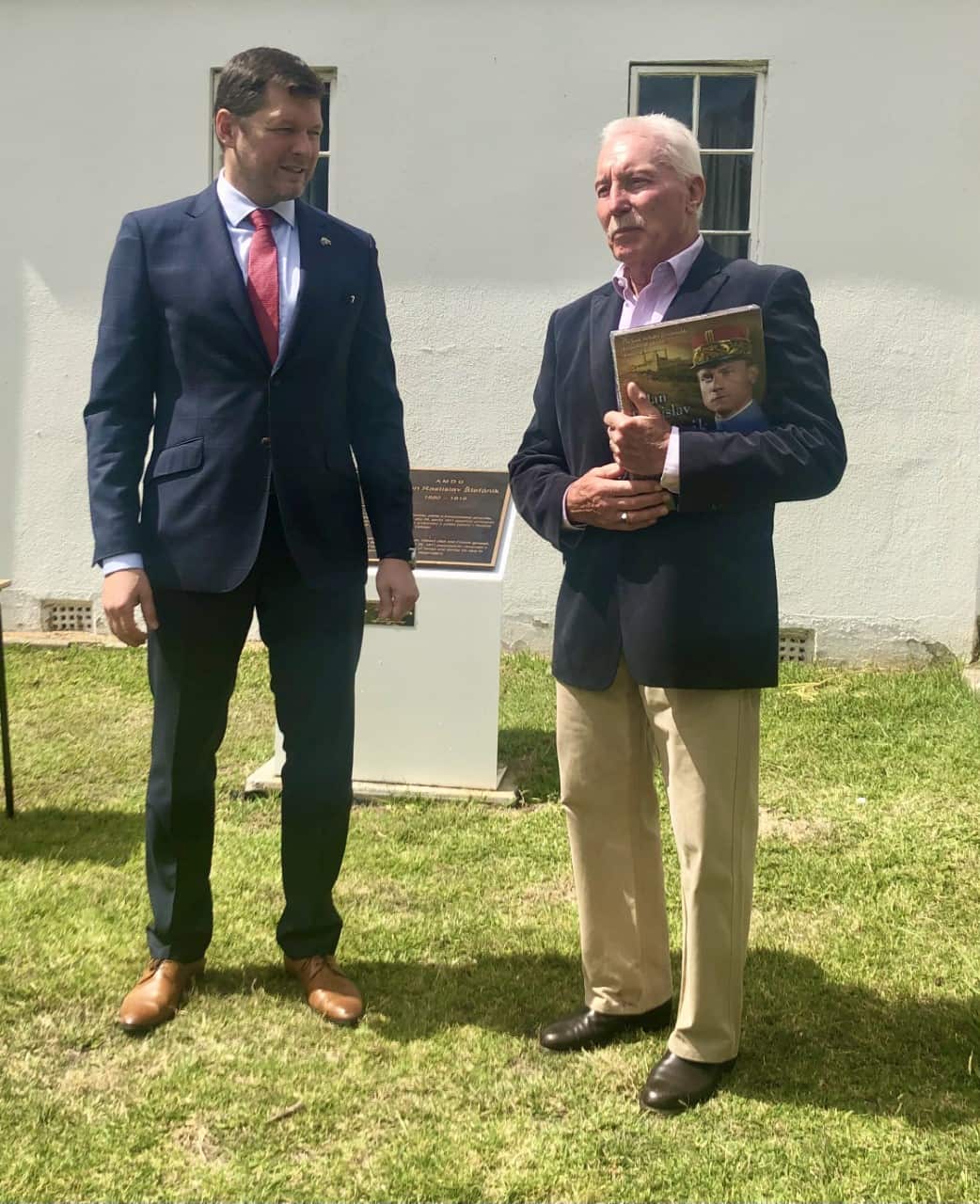 Veľvyslanec SR v Austrálii JE Tomáš Ferko so synom prvého naturalizovaného občana Austrálie, Jánom Jandurom.jpg