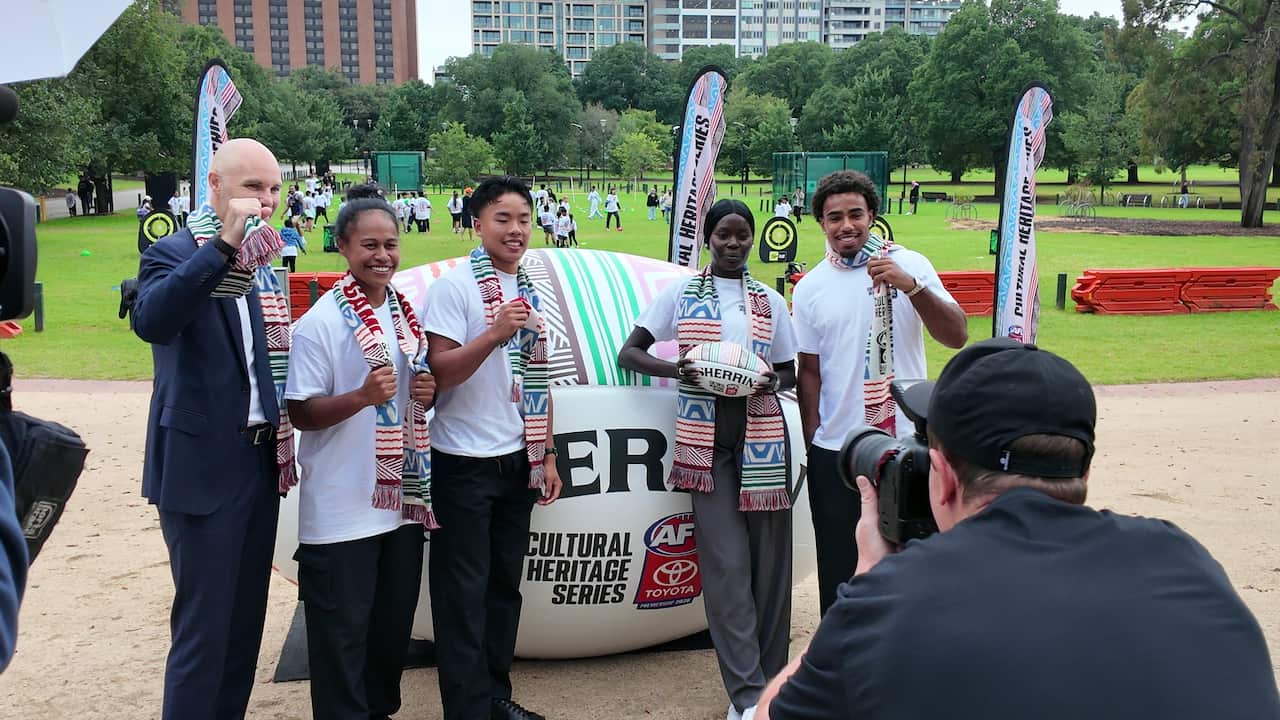 Từ trái qua phải: AFL COO Tom Harley cùng các Đại sứ Đa dạng Văn hóa Mua Laloifi, Jayden Nguyen, Akec Makur Chuot và Issac Quaynor.