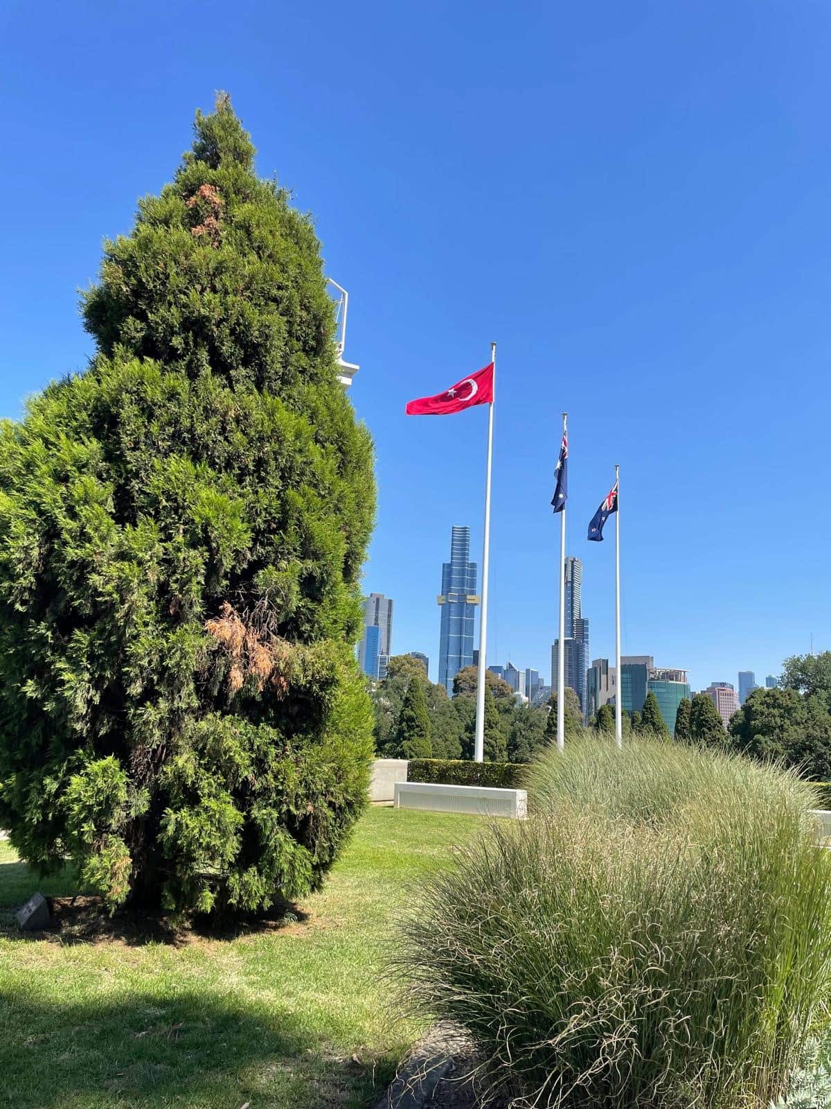Avustralya ve Türk bayrakları.jpg