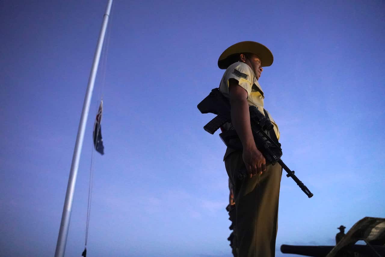 Un soldado en una ceremonia de servicio al amanecer.