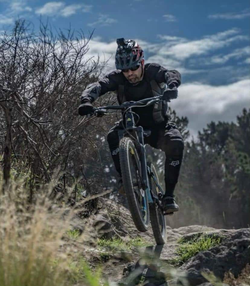 Oswaldo en bicicleta de montaña.