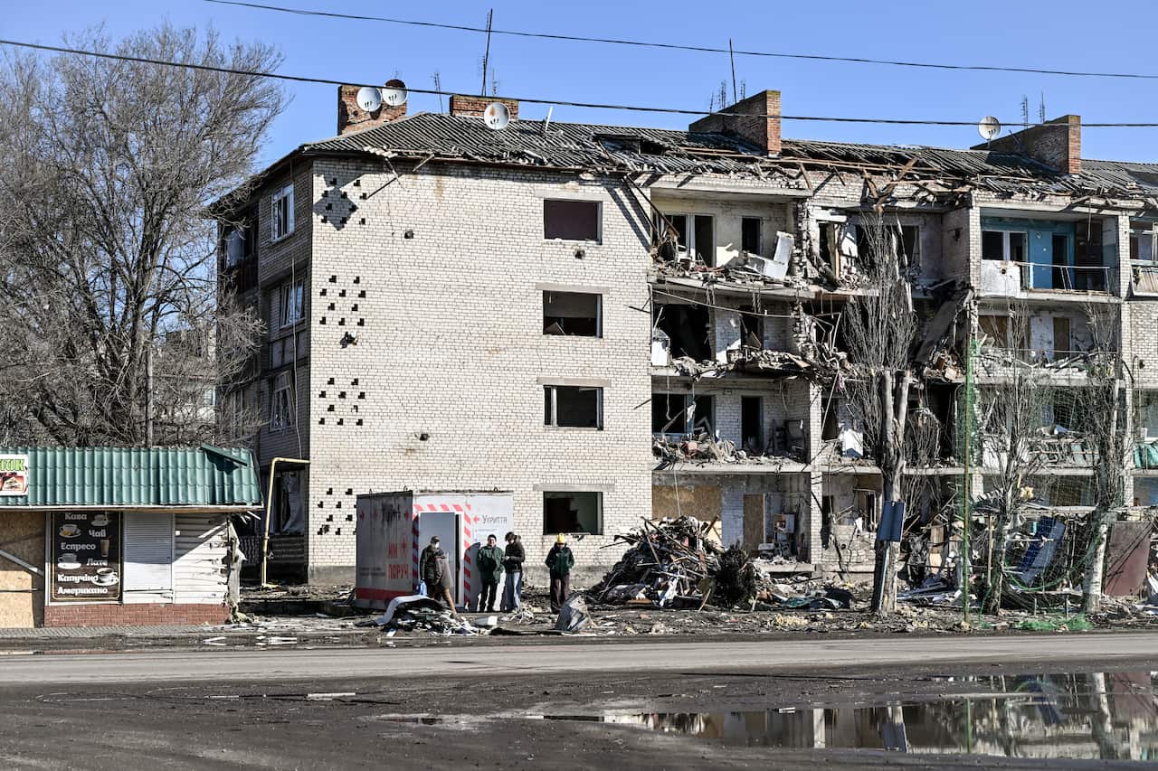 Police and volunteers evacuate 20 residents of frontline villages in Komyshuvakha community in Zaporizhzhia region