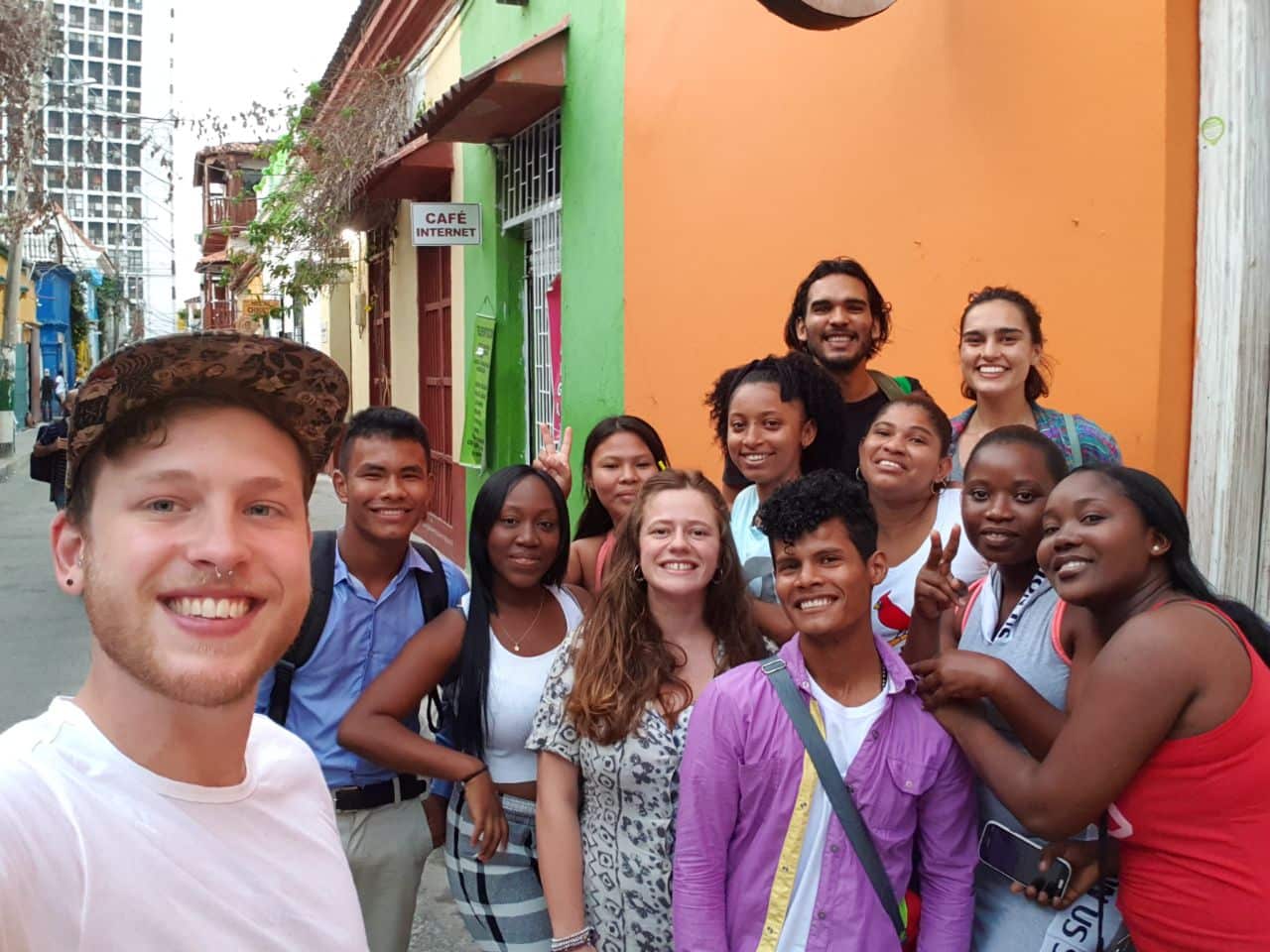 Fundadores del café Stepping Stone en Cartagena, Colombia, con los jóvenes implicados en el proyecto