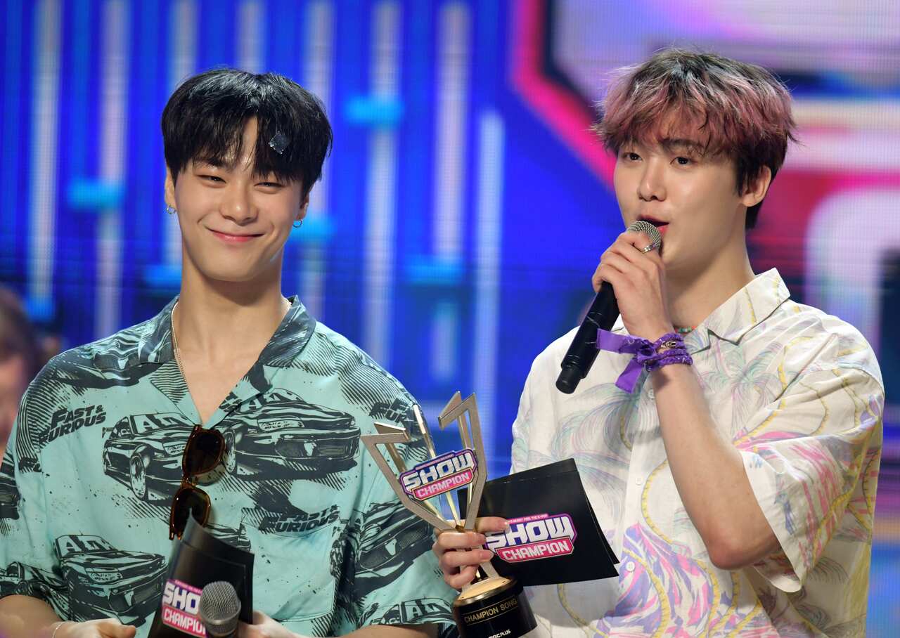 K-pop stars Moonbin and Sanha at an awards show. 