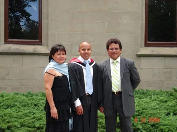 Dr.Isaac ho nia inan-aman iha graduasaun Uni Melb MBBS iha tinan 2008