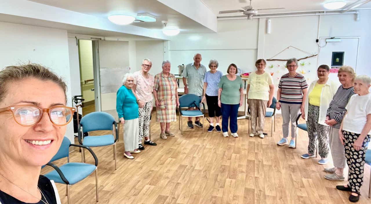 April Fall Month, Ima Štrkljević vježba sa grupom starijih osoba, april, 2025..jpg