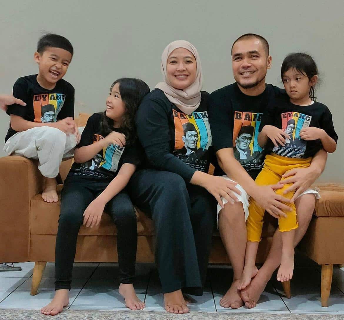 Endah Soekma dan keluarga