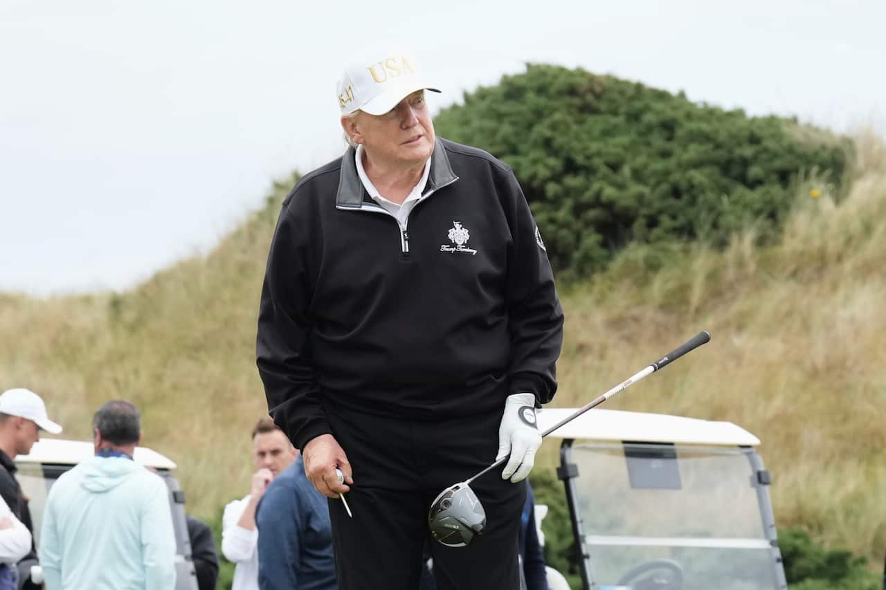 Il presidente statunitense Donald Trump alla cerimonia di apertura del campo da golf Trump International Golf Links, vicino a Aberdeen in Scozia.