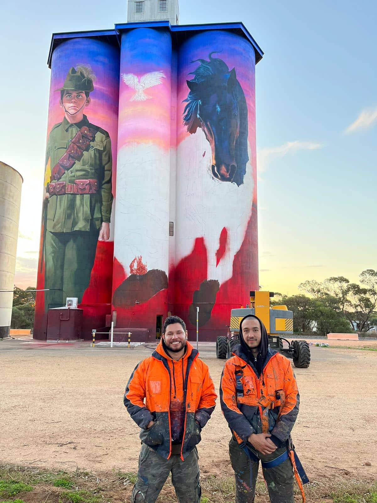 Los muralistas colombianos Julián Clavijo y Camilo Delgado.