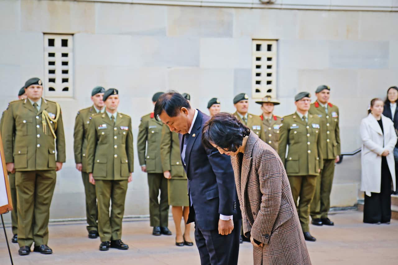 전쟁기념관 헌화.jpg