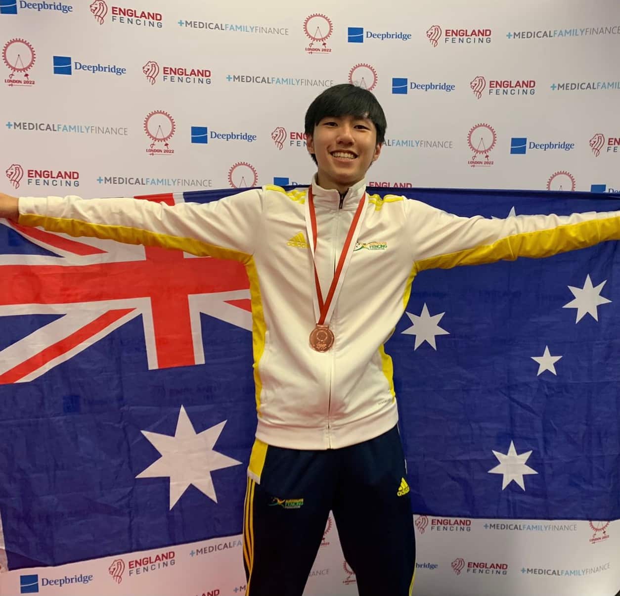 ภูมิถือธงชาติออสเตรเลียและชุดแข่งของทีมชาติออสเตรเลีย