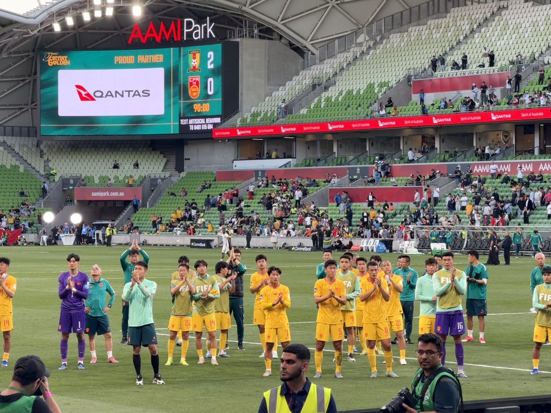 中国队球员比赛后来到看台边谢场