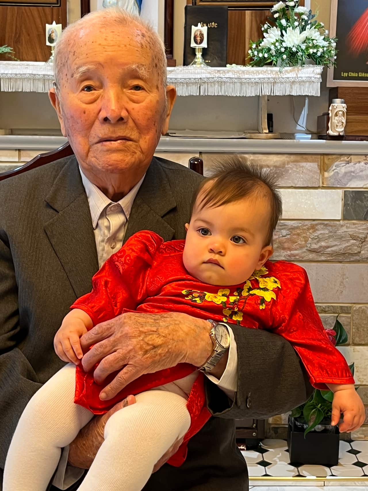 Hình ông và cháu chút nhỏ nhất nhà.JPG