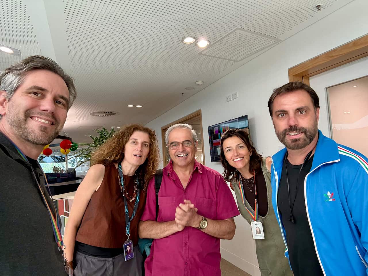 Gino ANtognetti al centro con la redazione di SBS Italian.
