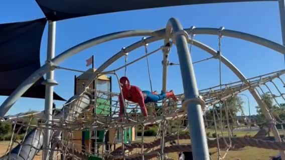 Hình ảnh vui nhộn từ một người tham gia thử thách. Nguồn: 26-06-2025 Peter Parker carebonegone@icloud.com spiderman in playground