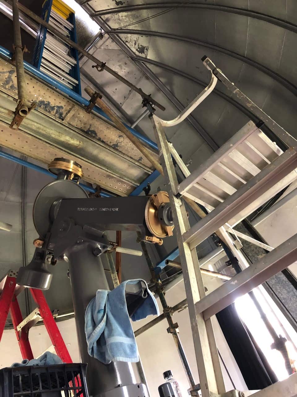 Nie každá škola sa môže pochváliť fungujúcou hvezdárňou. Tú v Riverview v roku 1911 navštívil aj MR Štefánik. Cez tento teleskop pozoroval úplné zatmenie slnka..jpg